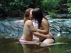 Lesbenküsse im Flusslauf
