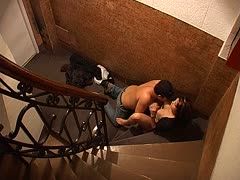Filmreifes Paar verwöhnt sich auf Treppe oral