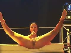 Sexy Stripptänzerin bei ihrer Dildoshow