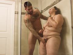 Beim Duschen eine Dicke gebumst