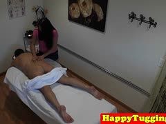 Rattige Asia-Stute im pinken Top holt runter und lutscht bei Spycam-Massage