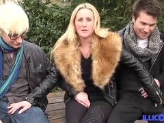 Blonde Milf Clara probiert den Dreier im Freien aus