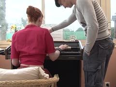 Klavierlehrer gibt Nachhilfe beim Bumsen