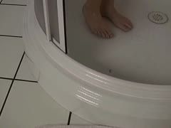 Sexy Blondschopf duscht